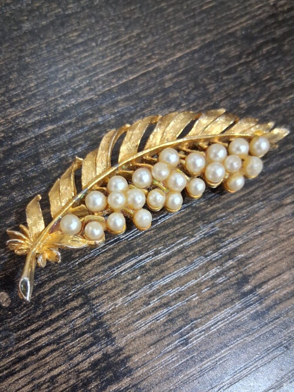 Mid-Century Vintage ART signed Faux Pearl Gold Tone Feather Brooch pin
